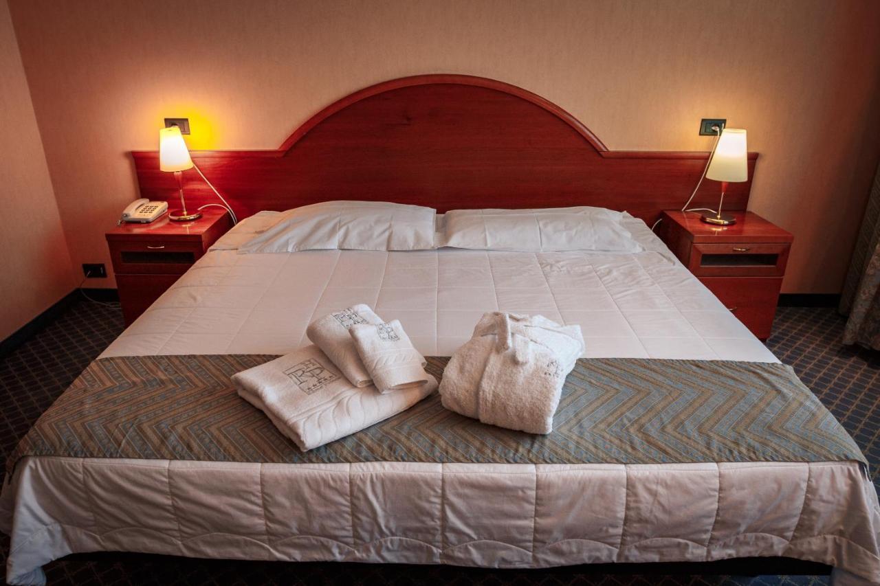 River Palace Hotel Atyraū Екстериор снимка