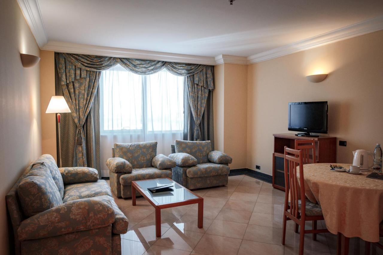 River Palace Hotel Atyraū Екстериор снимка