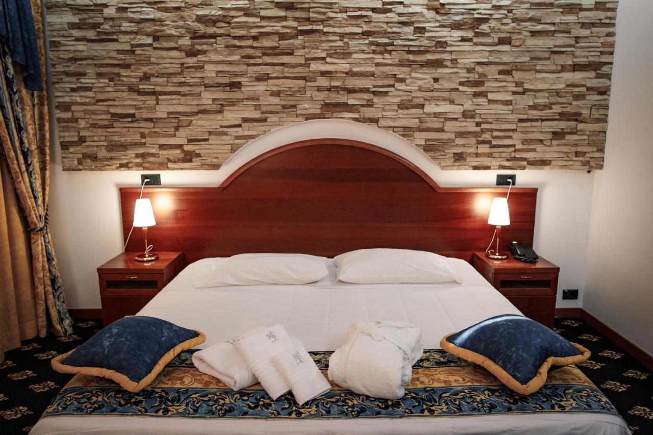 River Palace Hotel Atyraū Екстериор снимка
