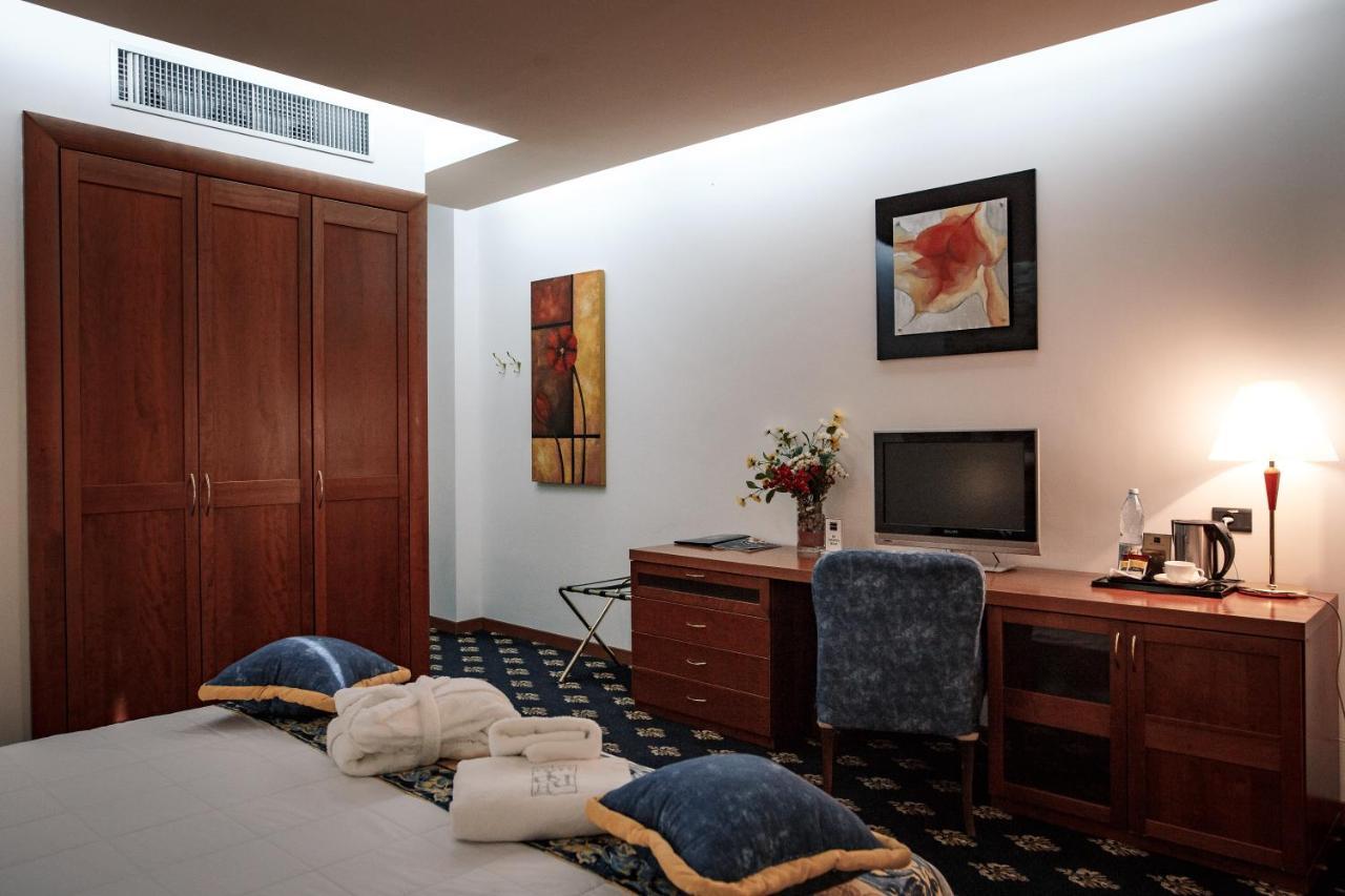 River Palace Hotel Atyraū Екстериор снимка