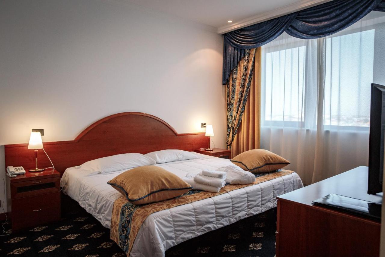 River Palace Hotel Atyraū Екстериор снимка