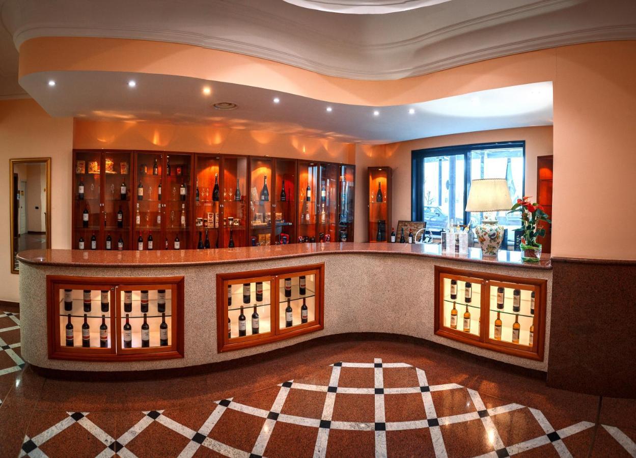 River Palace Hotel Atyraū Екстериор снимка
