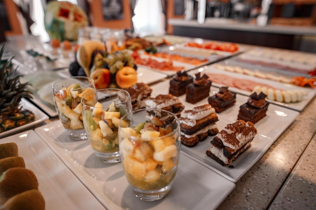 River Palace Hotel Atyraū Екстериор снимка