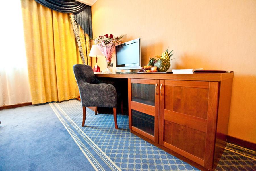 River Palace Hotel Atyraū Стая снимка
