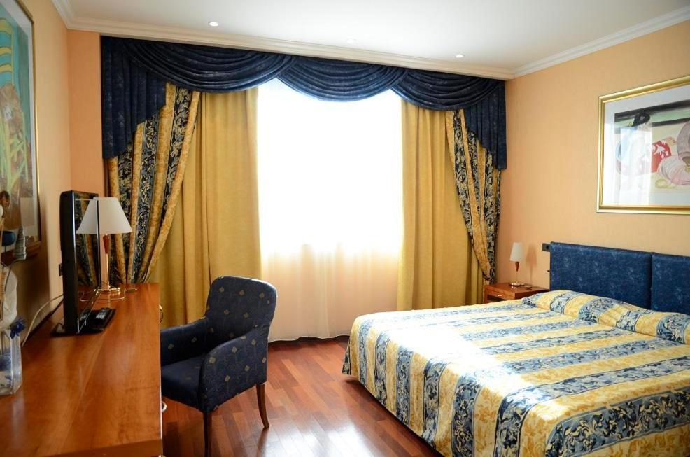 River Palace Hotel Atyraū Стая снимка